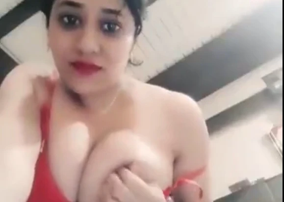 Sexy Pakistani bhabhi showing her big boobs and juicy nipples
