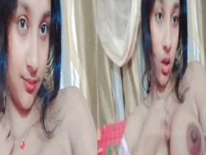 Teen girl sending a sexy MMS to her boyfriend while capturing her soft bOObs