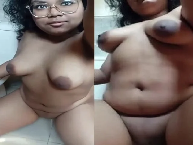 Nude FSI girl pissing video making for lover