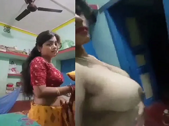 Village Bhabhi stripping saree and viral boobs show