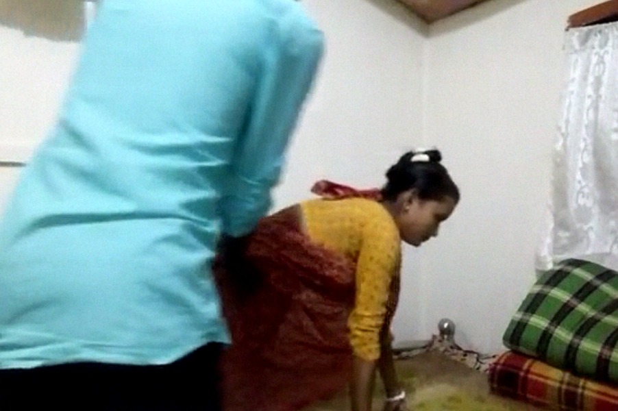 Auto driver lifting saree and fucking a sexy desi aunty