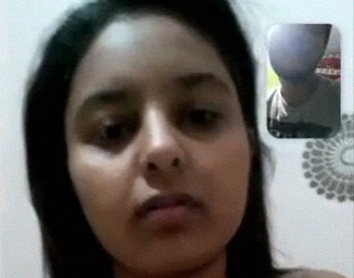 Beautiful Gujju bhabhi flaunts nude for young online BF