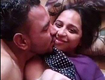 Beautiful Indian MILF romantic xvideo with BF