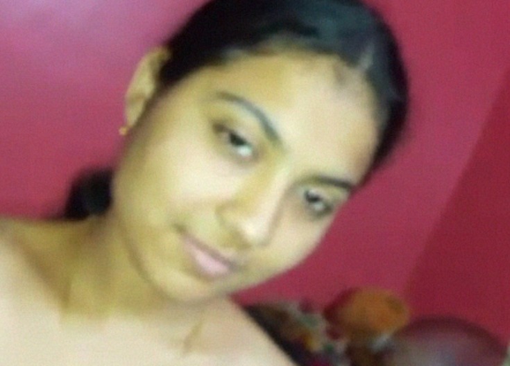 Beautiful desi girl splitting her pussy lips
