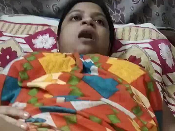 Bengali boudi in gown masturbating