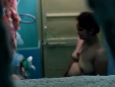 Bhabhi spied in bathroom video