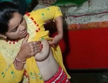 Boob flashing desi dehati girl lifting her kameez