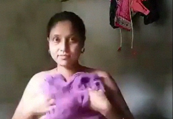 Cheating dehati hottie making her naked selfie in a bathroom