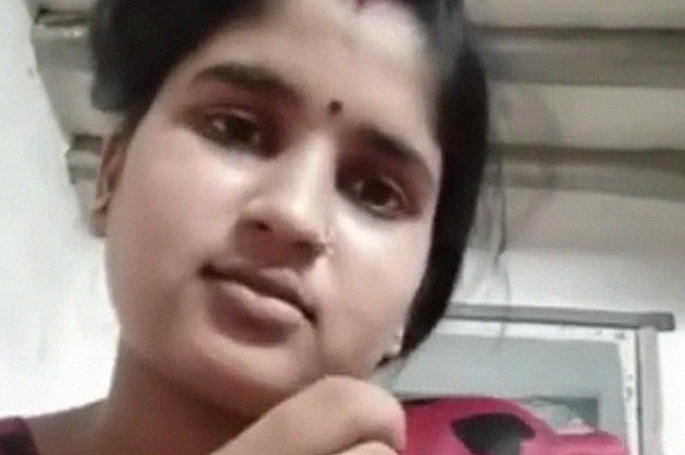 Chhindwara desi wife exposing butter boobs