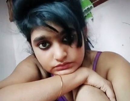 Cute desi girl flaunts pussy