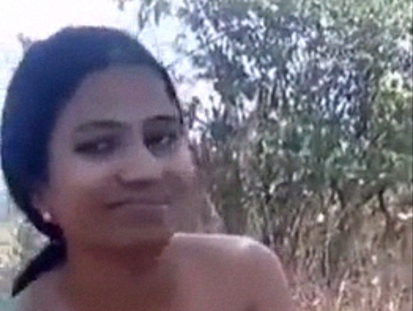 Dehati desi slut outdoor nude show