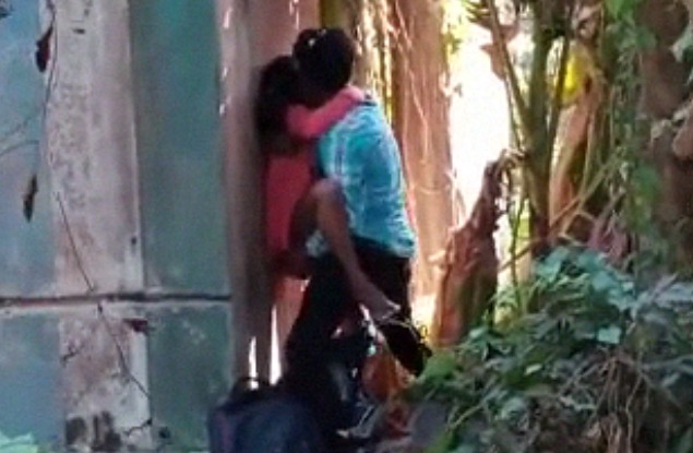 Indian college lovers outdoor standing XXX spy video