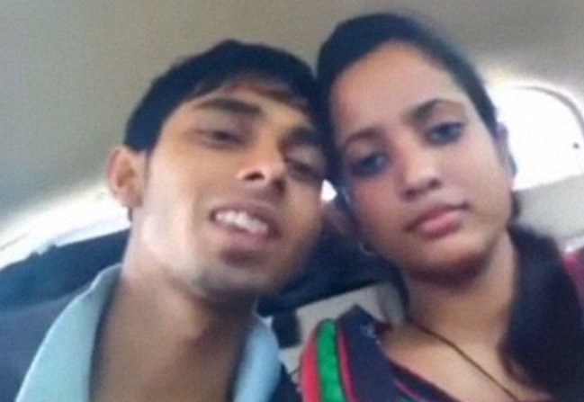 Leaked video of sexy Bengali GF kissing and fucking with BF