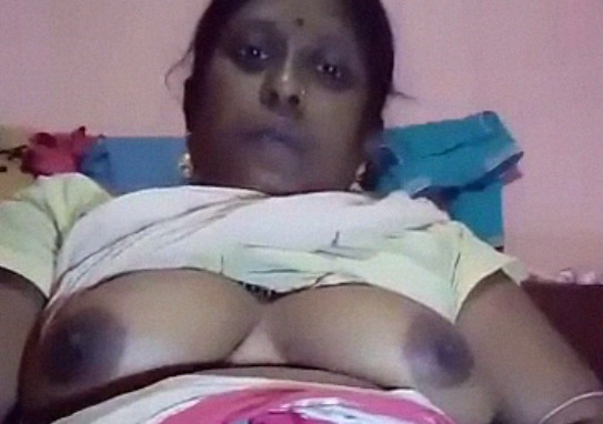 Local desi mami masturbating using brinjal inside pussy
