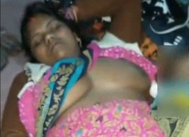 Local desi slut in saree masturbating video