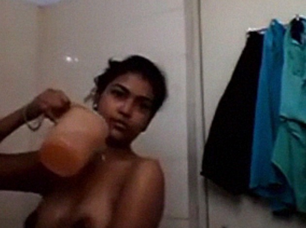 Mallu Kannur girl taking naked bath video