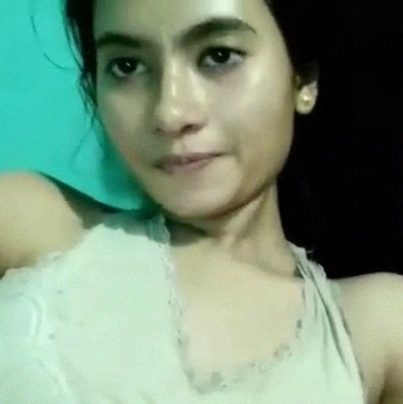 Nude Assame girl writing Aaftab of her legs