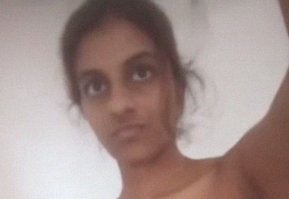 Nude Tamil Lankan girl rubbing clitoris MMS