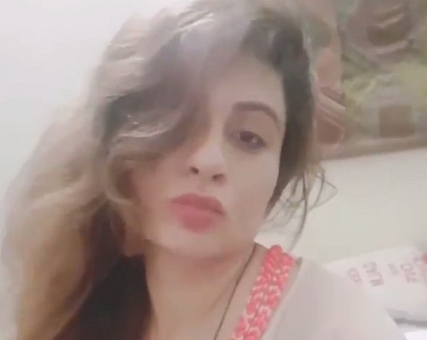 Pakistani MMS – Paki lady showing boobs