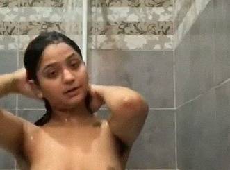 Pakistani teenage girl bathing selfie footage leaks
