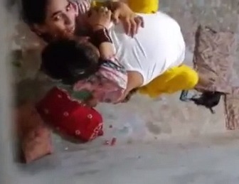 Randi bhabhi ko chodte hue pakda video