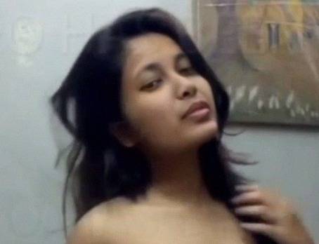 Sexy naked striptease solo of desi queen