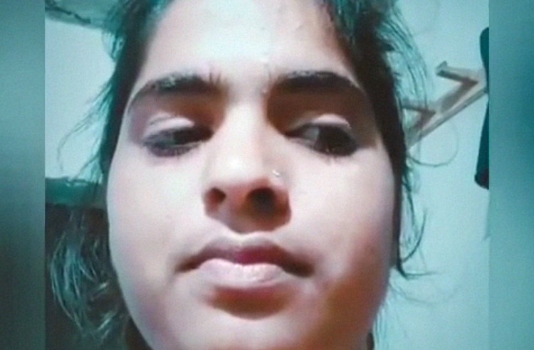 Sexy video of Rajna showing off herself nude