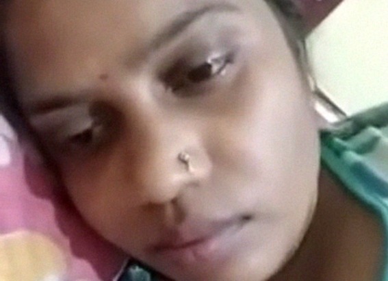 Village girl showing her boobs and fondling for BF