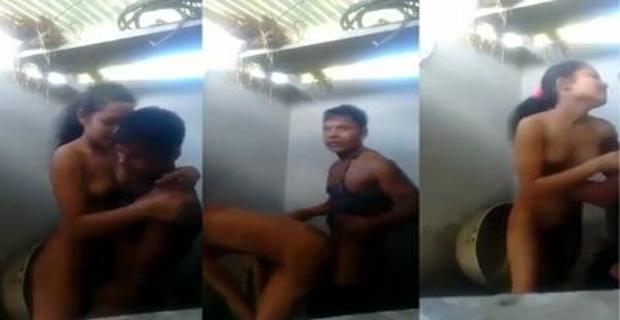 Dehati ladki bathroom sex padosi ladke sath nangi