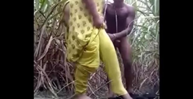 Dehati ladki khet me chut chudwayi subah uski blue film
