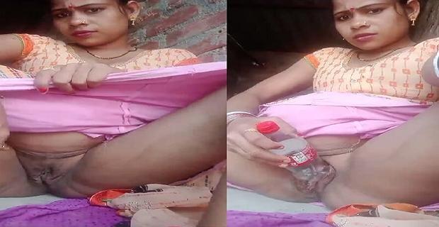 Dehati randi bhabhi ne chut me ghusai coke bottle
