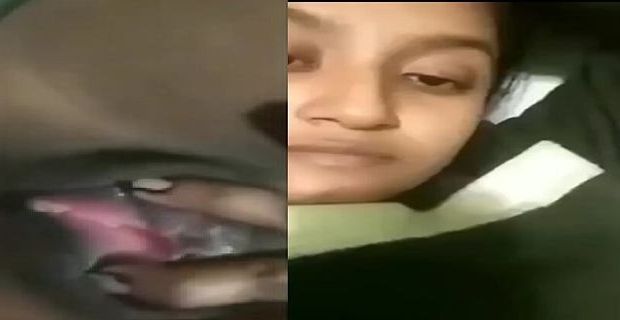 Hot bhabhi chut dikhayi aur fingering leaked Indian mms