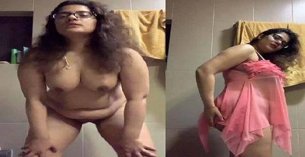 Indian milf ki chut fingering sex bathroom me