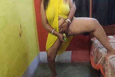 Big ass Kolkata aunty fucks her pussy with cucumber