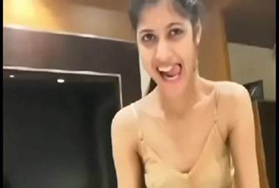 Mumbai girl takes her lover's cum on her face in desi sex