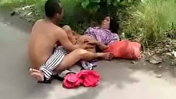 Nepali prostitute fucking on the roadside