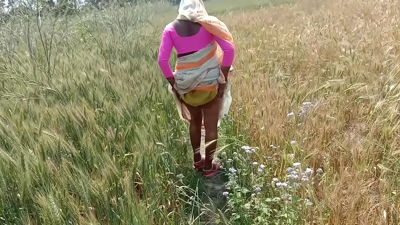 Chod in Desi Bhabhi’s field