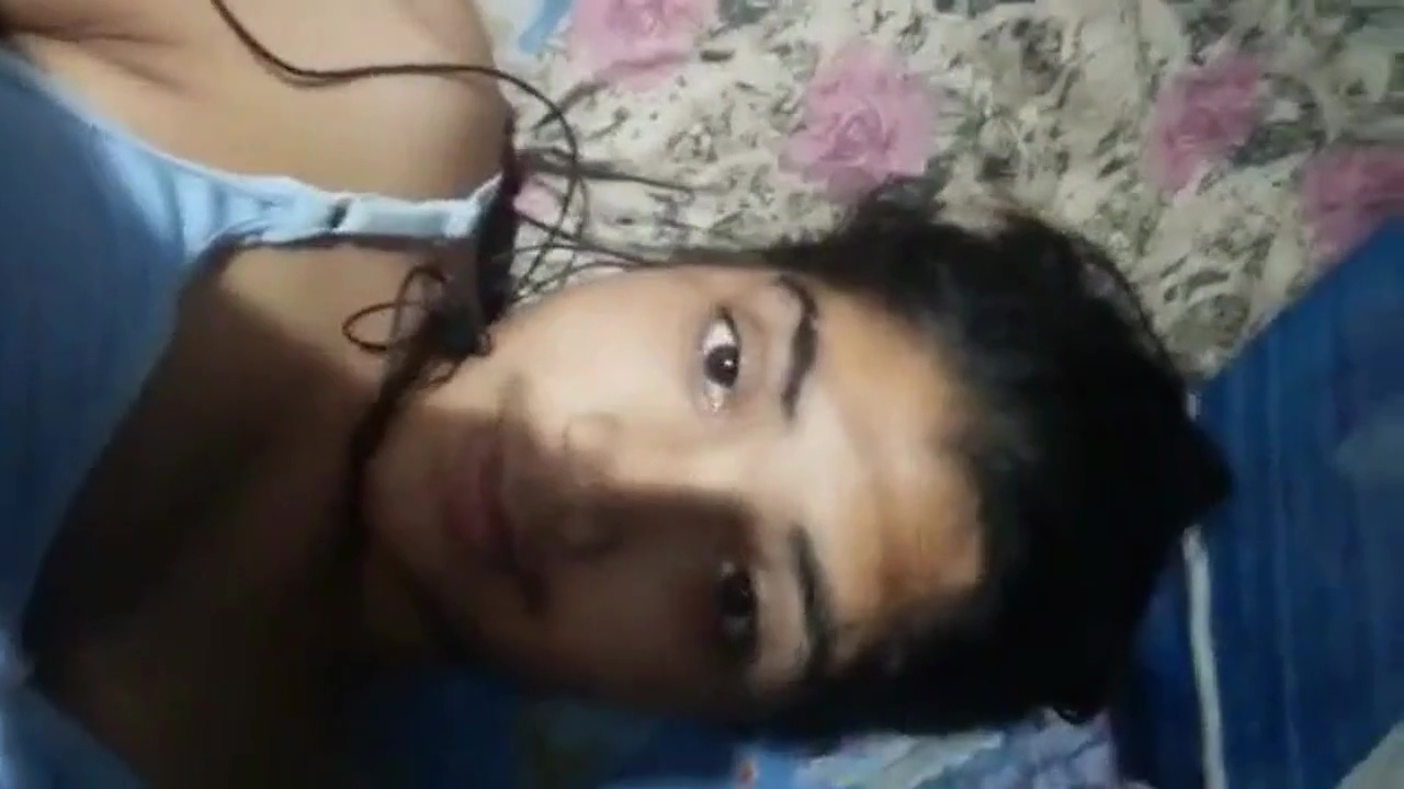 Boro sthonwala graam er ak meye taar premik ke tease kore