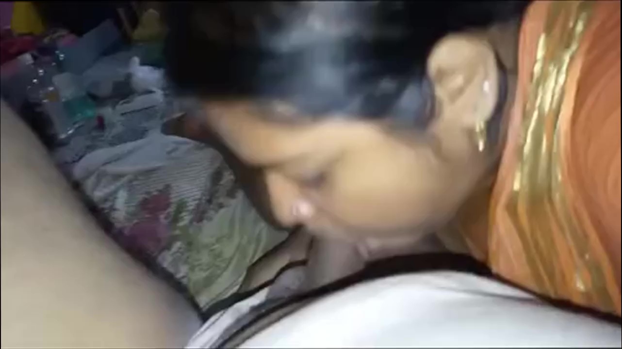 Ak deshi aunty taar jamair nunu service kore tv dekhar shomoe